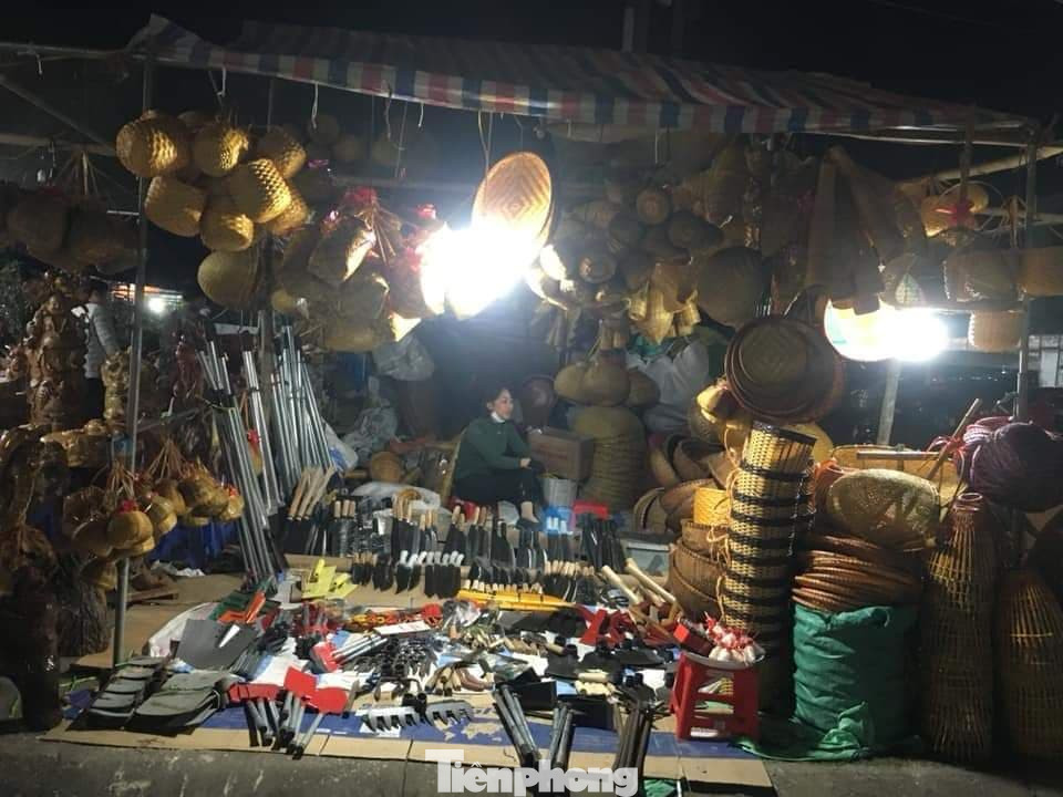 Bất chấp dịch, hàng vạn người vẫn chen lấn dự chợ Viềng Nam Định ảnh 10