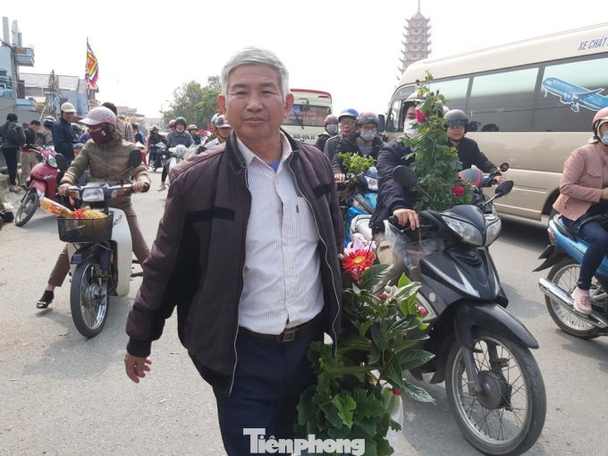 Bất chấp dịch, hàng vạn người vẫn chen lấn dự chợ Viềng Nam Định ảnh 17