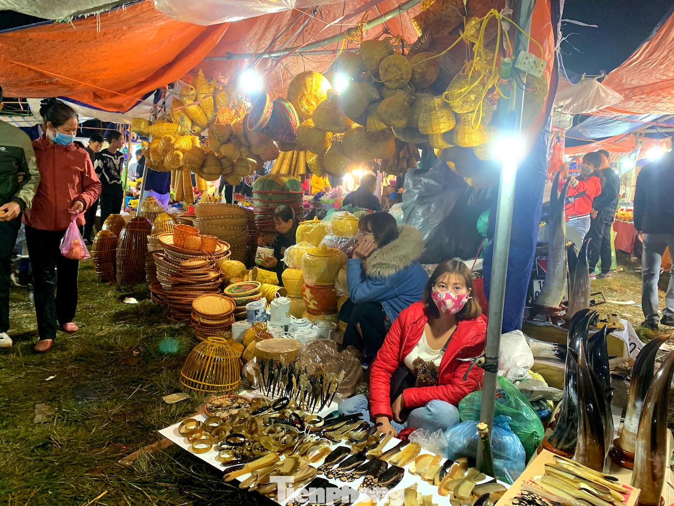 Bất chấp dịch, hàng vạn người vẫn chen lấn dự chợ Viềng Nam Định ảnh 11