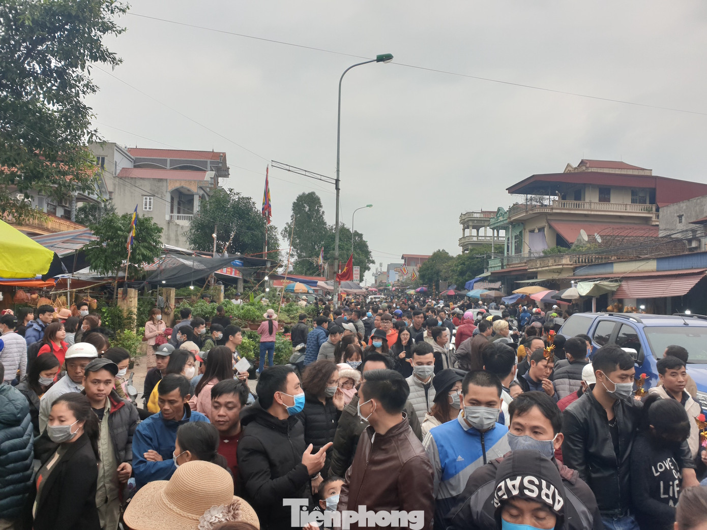 Bất chấp dịch, hàng vạn người vẫn chen lấn dự chợ Viềng Nam Định ảnh 6
