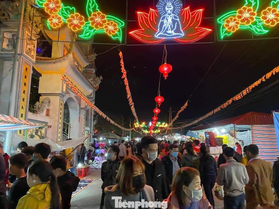 Bất chấp dịch, hàng vạn người vẫn chen lấn dự chợ Viềng Nam Định ảnh 21