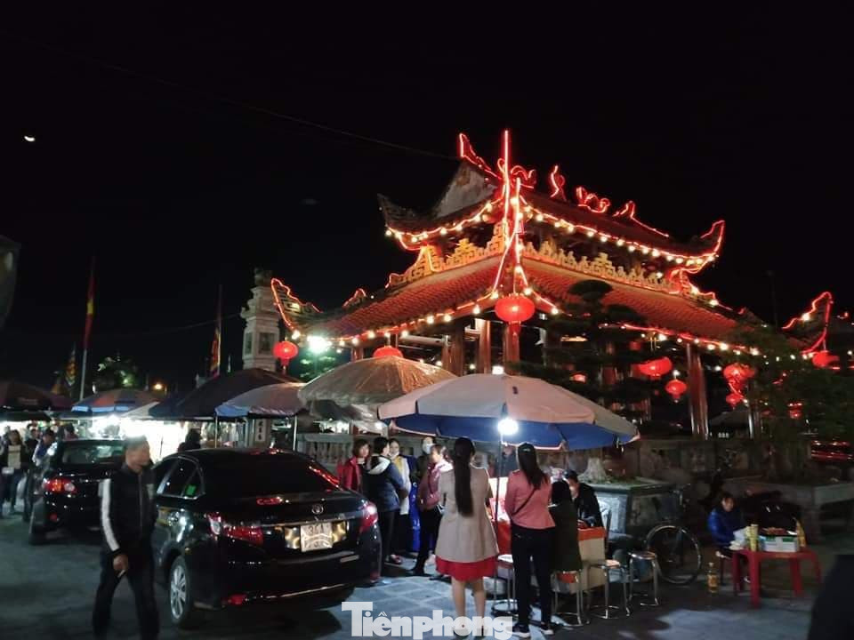 Bất chấp dịch, hàng vạn người vẫn chen lấn dự chợ Viềng Nam Định ảnh 22