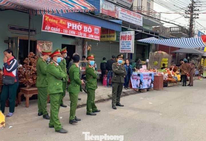 Bất chấp dịch, hàng vạn người vẫn chen lấn dự chợ Viềng Nam Định ảnh 27