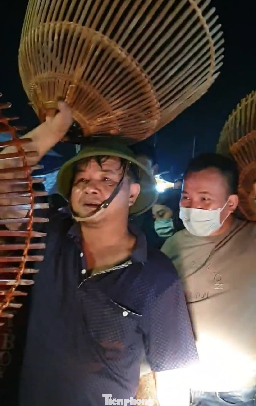 Bất chấp dịch, hàng vạn người vẫn chen lấn dự chợ Viềng Nam Định ảnh 16