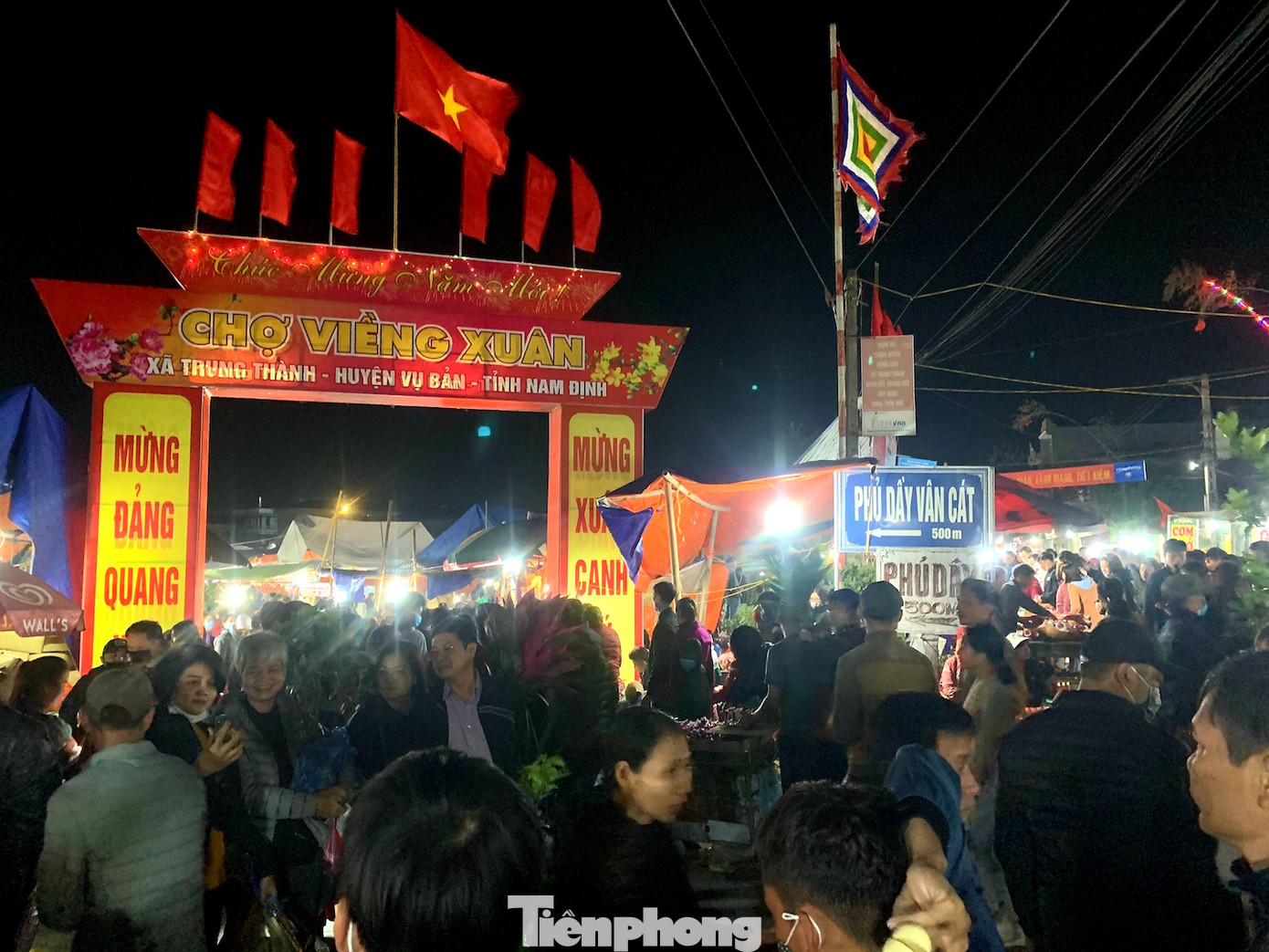 Bất chấp dịch, hàng vạn người vẫn chen lấn dự chợ Viềng Nam Định ảnh 7