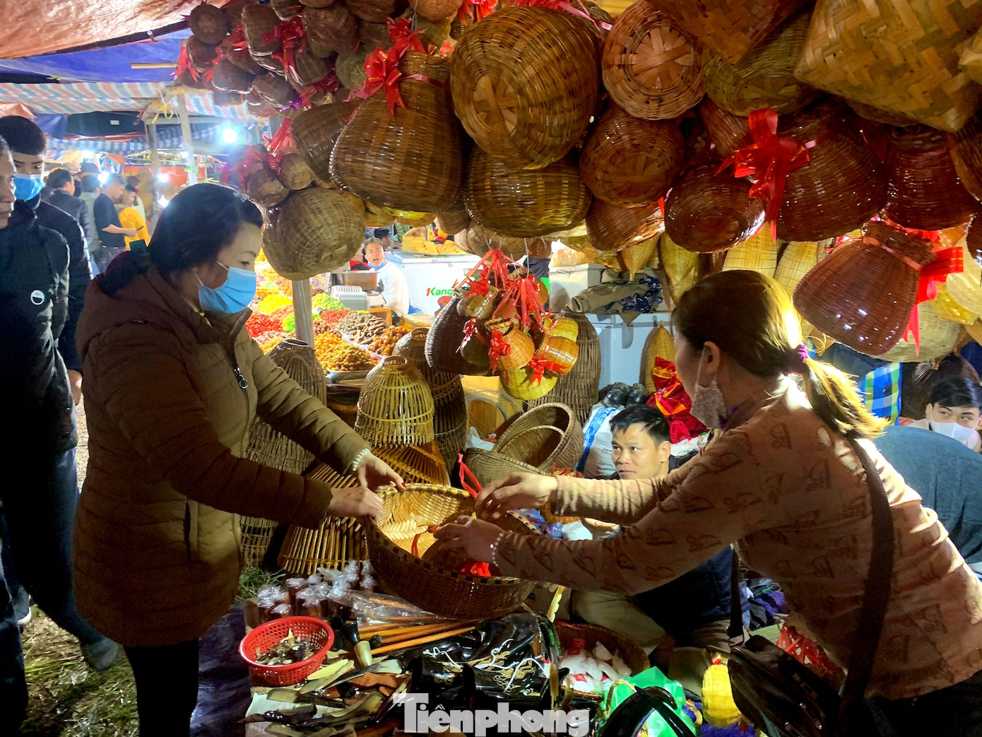 Bất chấp dịch, hàng vạn người vẫn chen lấn dự chợ Viềng Nam Định ảnh 13