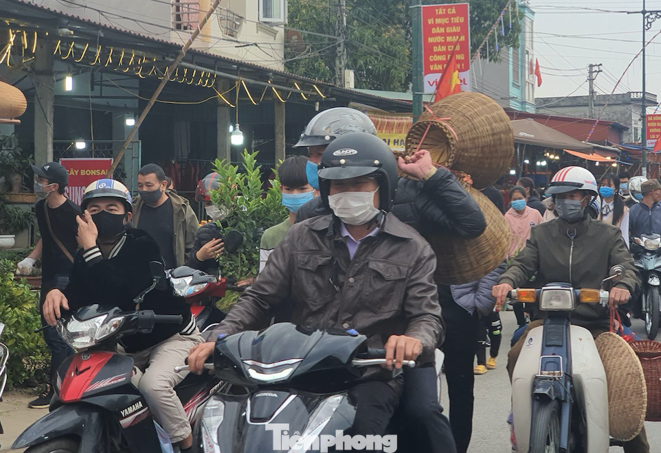 Đóng cửa chợ Viềng, người dân vẫn nườm nượp đổ về cầu may ảnh 12