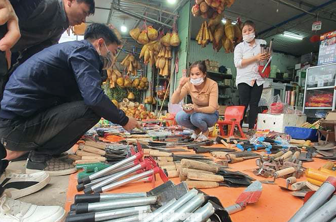 Đóng cửa chợ Viềng, người dân vẫn nườm nượp đổ về cầu may ảnh 10