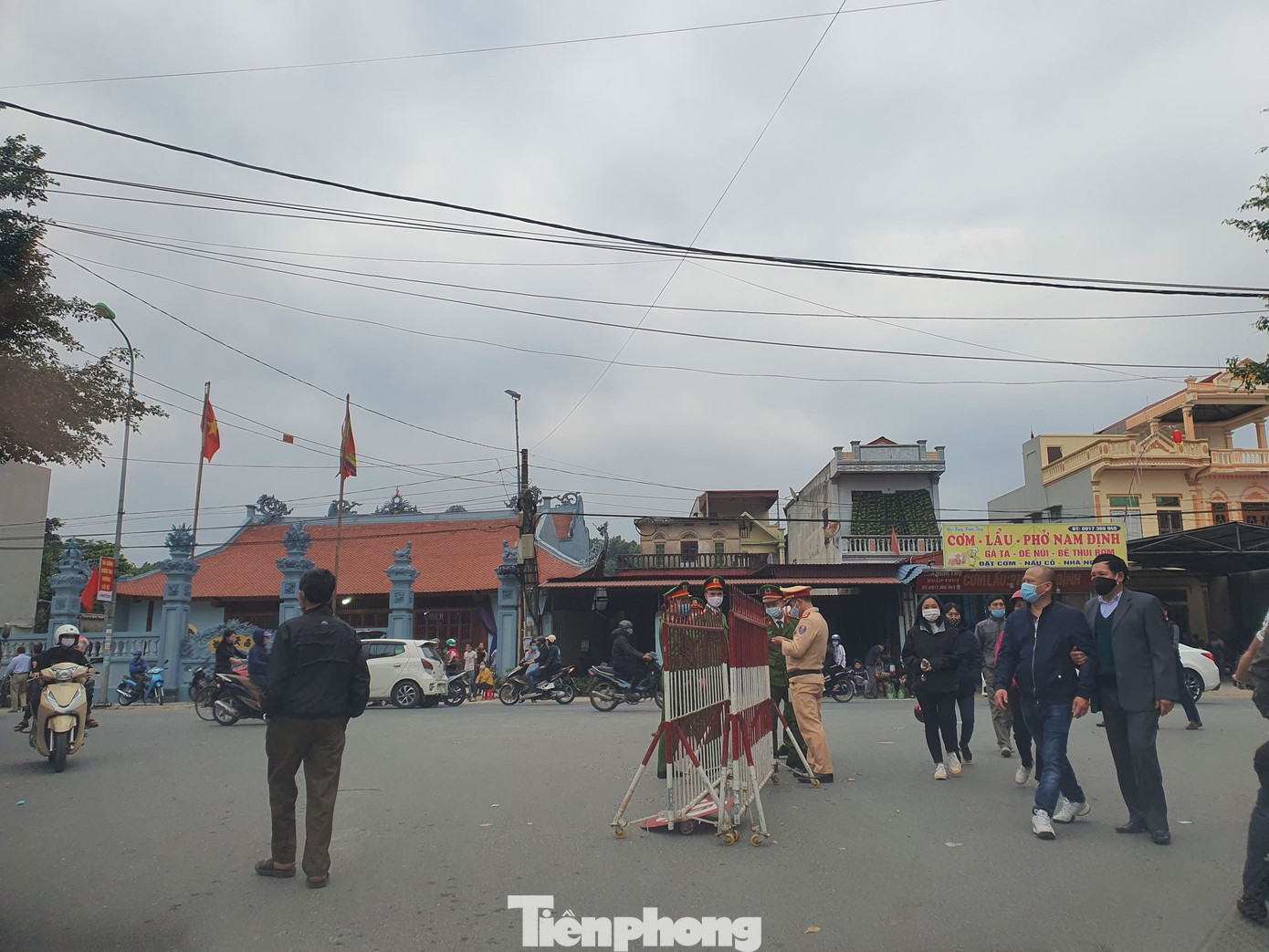 Đóng cửa chợ Viềng, người dân vẫn nườm nượp đổ về cầu may ảnh 3