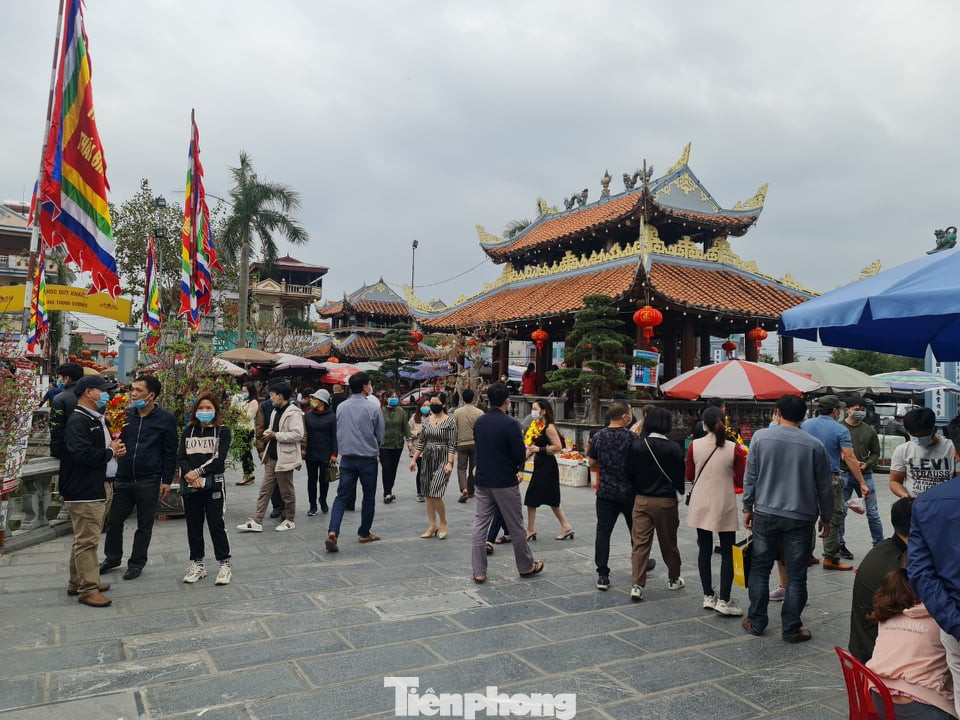 Đóng cửa chợ Viềng, người dân vẫn nườm nượp đổ về cầu may ảnh 8