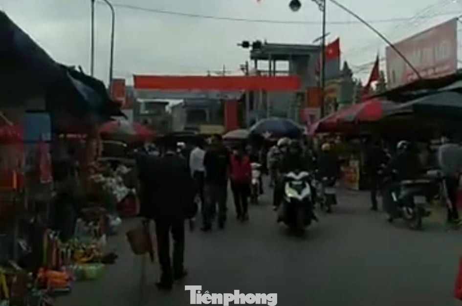 Đóng cửa chợ Viềng, người dân vẫn nườm nượp đổ về cầu may ảnh 9