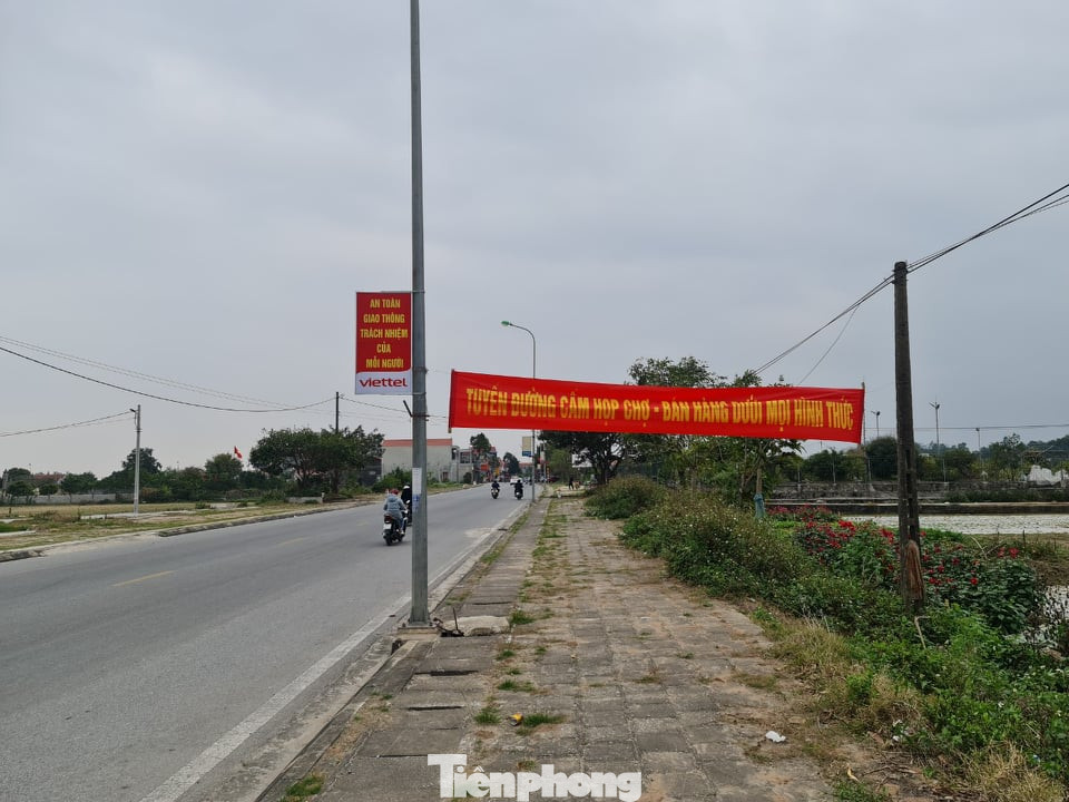 Đóng cửa chợ Viềng, người dân vẫn nườm nượp đổ về cầu may ảnh 4