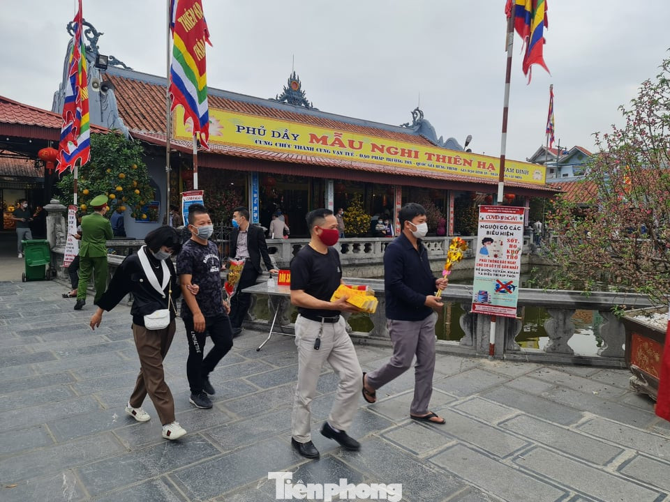 Đóng cửa chợ Viềng, người dân vẫn nườm nượp đổ về cầu may ảnh 2