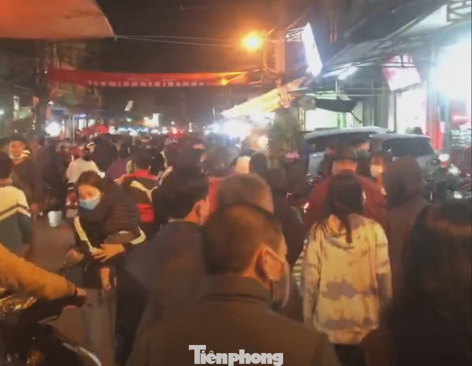 Đóng cửa chợ Viềng, người dân vẫn nườm nượp đổ về cầu may ảnh 13