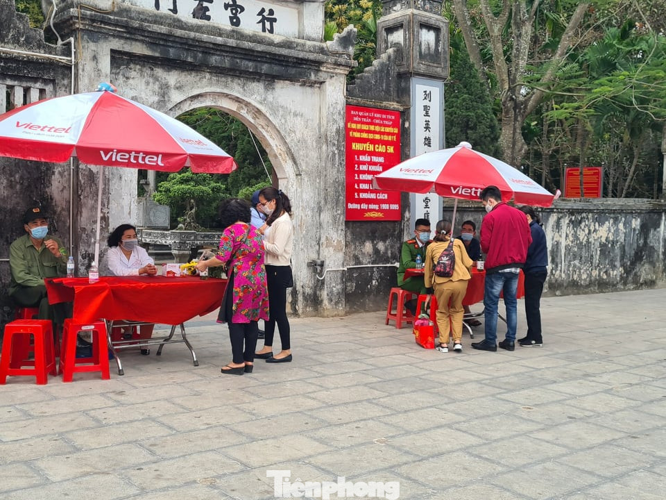 Lần đầu tiên đền Trần vắng nhất trong hơn 30 năm qua, phát ấn theo cách đặc biệt ảnh 13