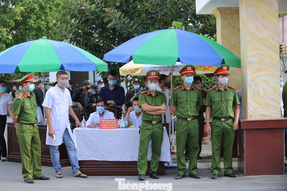 Công an Thái Bình đã huy động hàng trăm cảnh sát tham gia bảo vệ phiên toà, lập nhiều vòng, chốt và chỉ cho phép những người có giấy triệu tập, liên can đến vụ án được vào bên trong toà. Hàng trăm người đội nắng theo dõi phiên xử vợ chồng Đường ‘Nhuệ’ ảnh 1