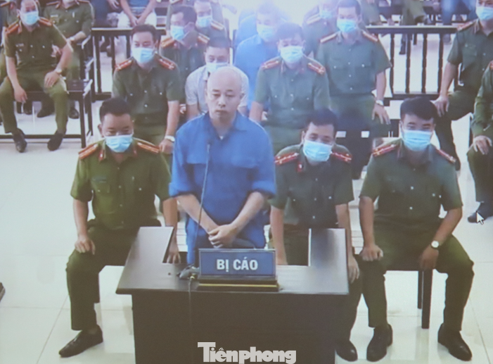 Trước khi phiên tòa diễn ra khoảng 1 tiếng, vào lúc hơn 6h, vợ chồng Đường "Nhuệ" cùng đàn em đã được đưa đến tòa bằng xe chuyên dụng và không được tiếp cận ai trước giờ xử án. Bị cáo Nguyễn Thị Dương tỏ ra khá bình tĩnh khi khai báo nhân thân. Theo lịch thông báo trước đó của TAND tỉnh Thái Bình, dự kiến phiên toà sẽ diễn ra trong cả ngày hôm nay, 25/8. Hàng trăm người đội nắng theo dõi phiên xử vợ chồng Đường ‘Nhuệ’ ảnh 10