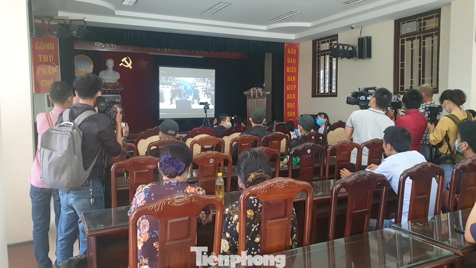 Tuy nhiên, các phóng viên chỉ được theo dõi phiên toà qua màn hình được bố trí ở phòng riêng dành cho báo chí. Hàng trăm người đội nắng theo dõi phiên xử vợ chồng Đường ‘Nhuệ’ ảnh 7