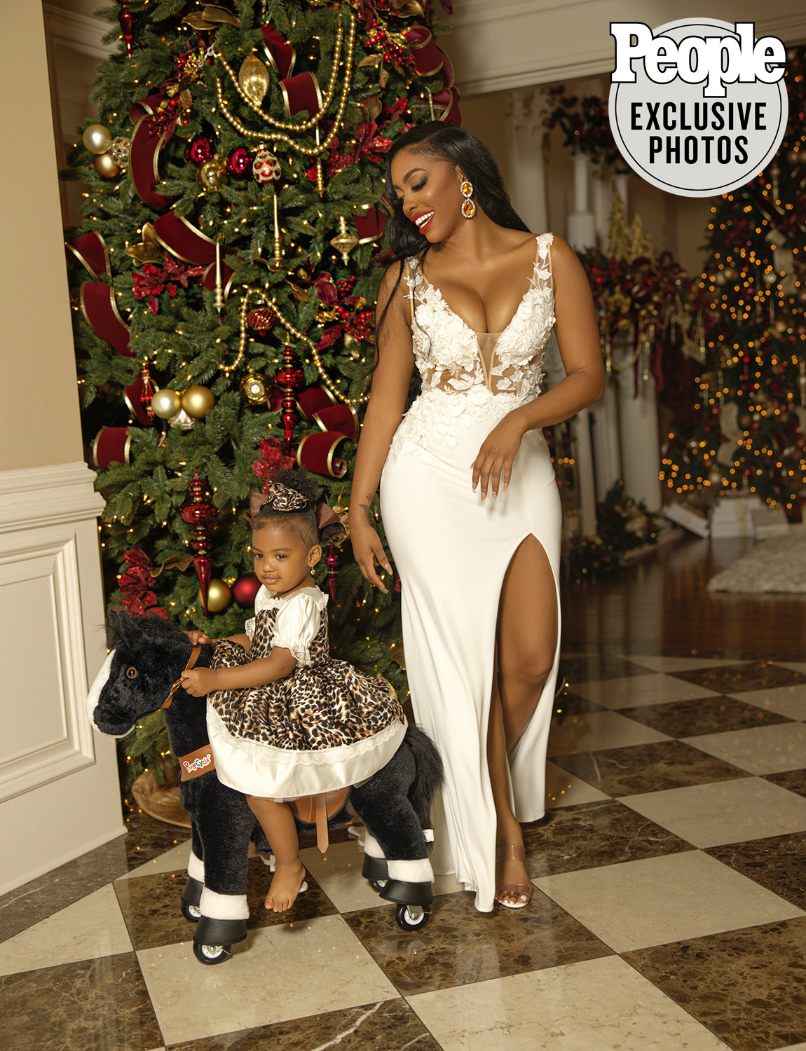 Muôn kiểu 'check-in' Noel tại gia của sao thế giới: Người khoả thân, người sexy nóng bỏng ảnh 10