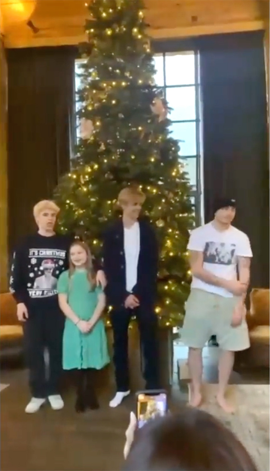 Muôn kiểu 'check-in' Noel tại gia của sao thế giới: Người khoả thân, người sexy nóng bỏng ảnh 3