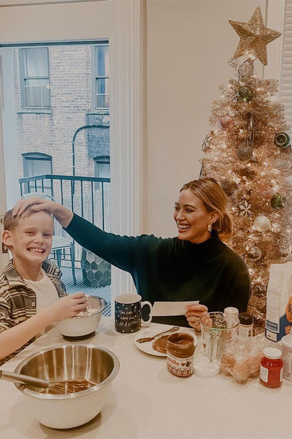 Muôn kiểu 'check-in' Noel tại gia của sao thế giới: Người khoả thân, người sexy nóng bỏng ảnh 19