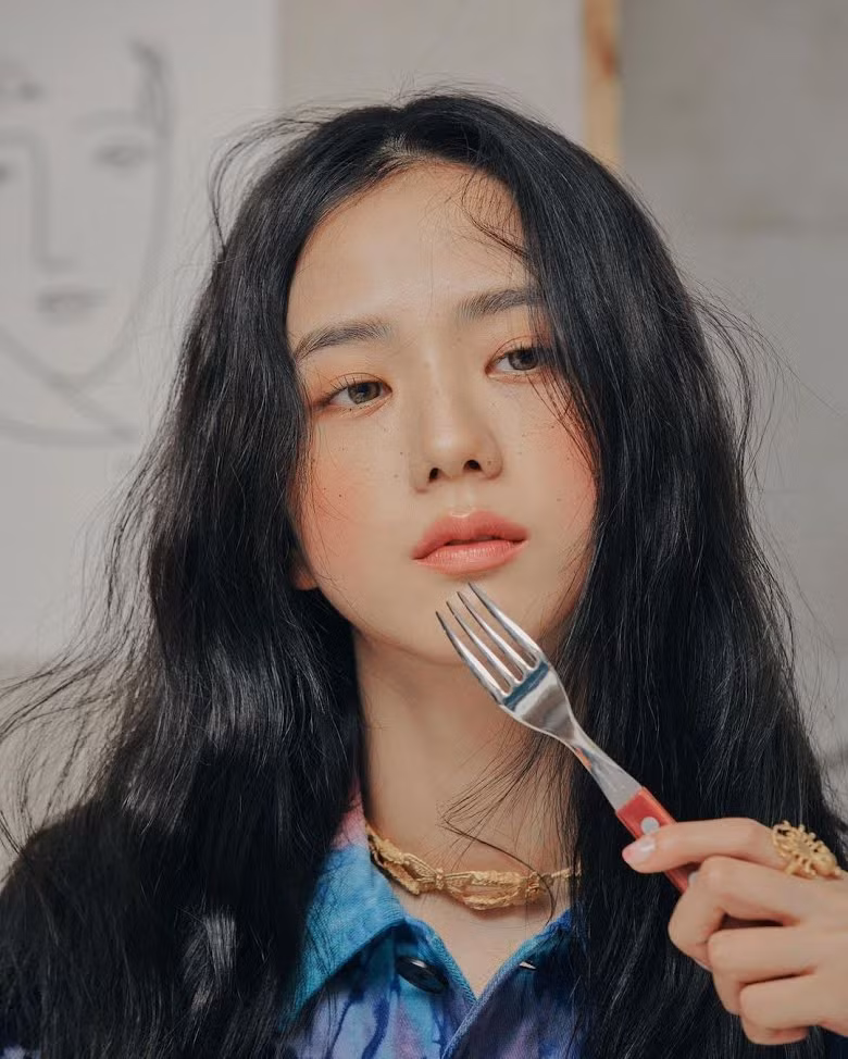 Fan của Black Pink phẫn nộ tố TC Candler ‘đá đểu’ Jisoo trong top 100 gương mặt đẹp ảnh 1