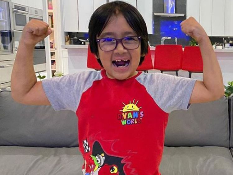 Cậu bé 9 tuổi kiếm 35 triệu USD/năm, dẫn đầu Top 10 YouTuber năm 2020 ảnh 10