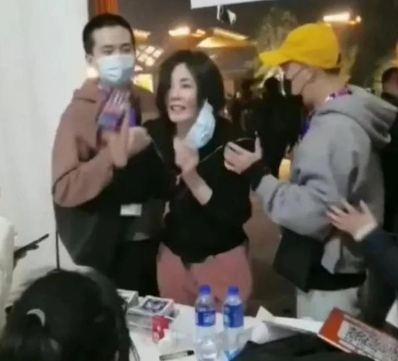 Bạn thân tiết lộ tình cảm hiện tại của Vương Phi và Tạ Đình Phong ảnh 5