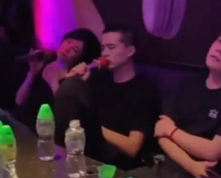 Bạn thân tiết lộ tình cảm hiện tại của Vương Phi và Tạ Đình Phong ảnh 4