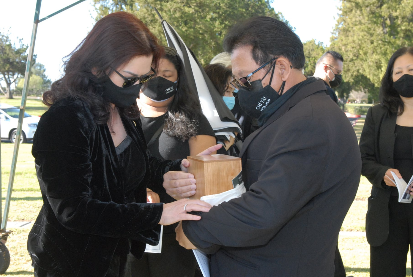 Vợ ôm chặt tro cốt nghệ sĩ Chí Tài và tự tay đặt vào nơi an nghỉ cuối cùng ảnh 1