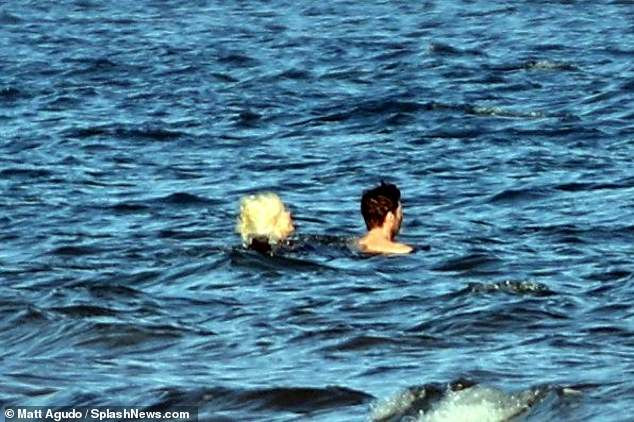 ‘Người sói’ khoe cơ bắp rắn rỏi tuổi 52, ôm ấp tình tứ bà xã U70 trên bãi biển ảnh 7