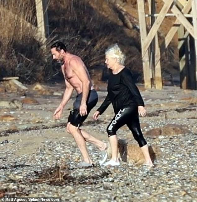 ‘Người sói’ khoe cơ bắp rắn rỏi tuổi 52, ôm ấp tình tứ bà xã U70 trên bãi biển ảnh 8