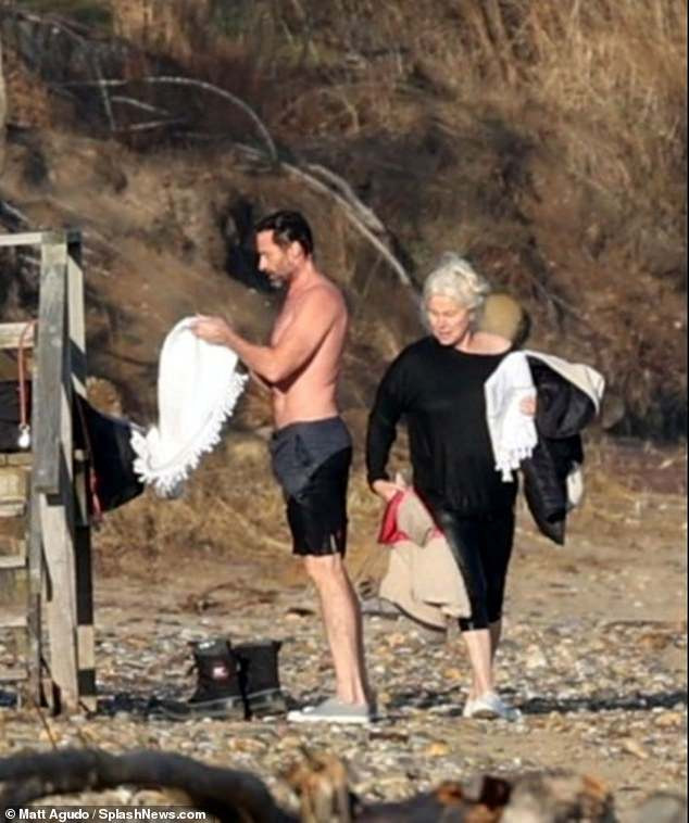 ‘Người sói’ khoe cơ bắp rắn rỏi tuổi 52, ôm ấp tình tứ bà xã U70 trên bãi biển ảnh 10