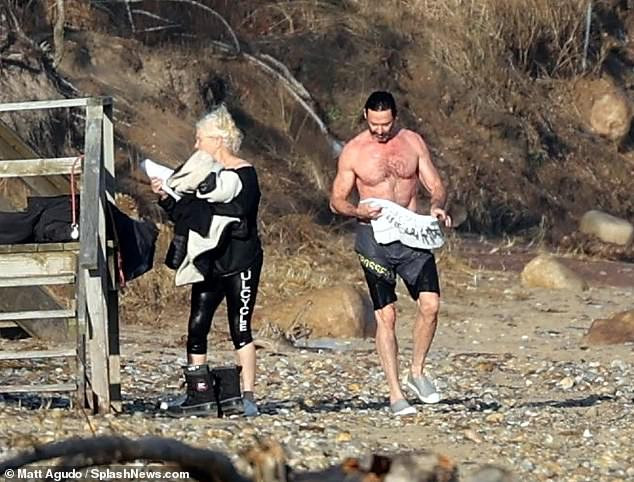 ‘Người sói’ khoe cơ bắp rắn rỏi tuổi 52, ôm ấp tình tứ bà xã U70 trên bãi biển ảnh 1