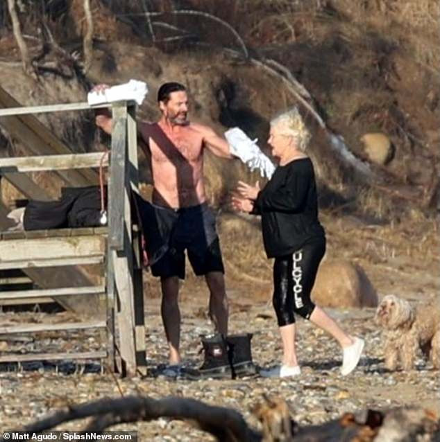 ‘Người sói’ khoe cơ bắp rắn rỏi tuổi 52, ôm ấp tình tứ bà xã U70 trên bãi biển ảnh 9