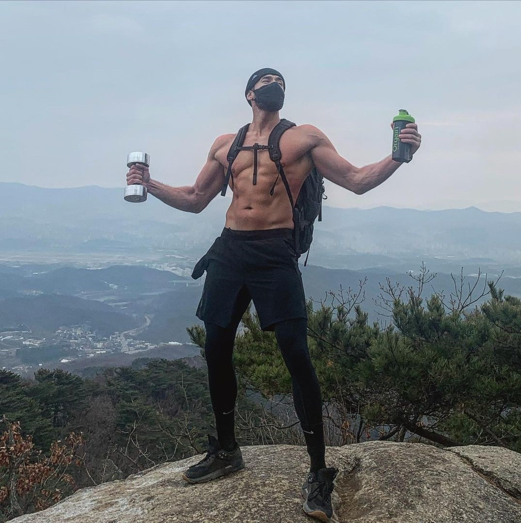 Nam thần lai ‘Gia đình là số 1’ cởi trần khoe cơ bắp giữa tiết trời -9 độ C ảnh 2