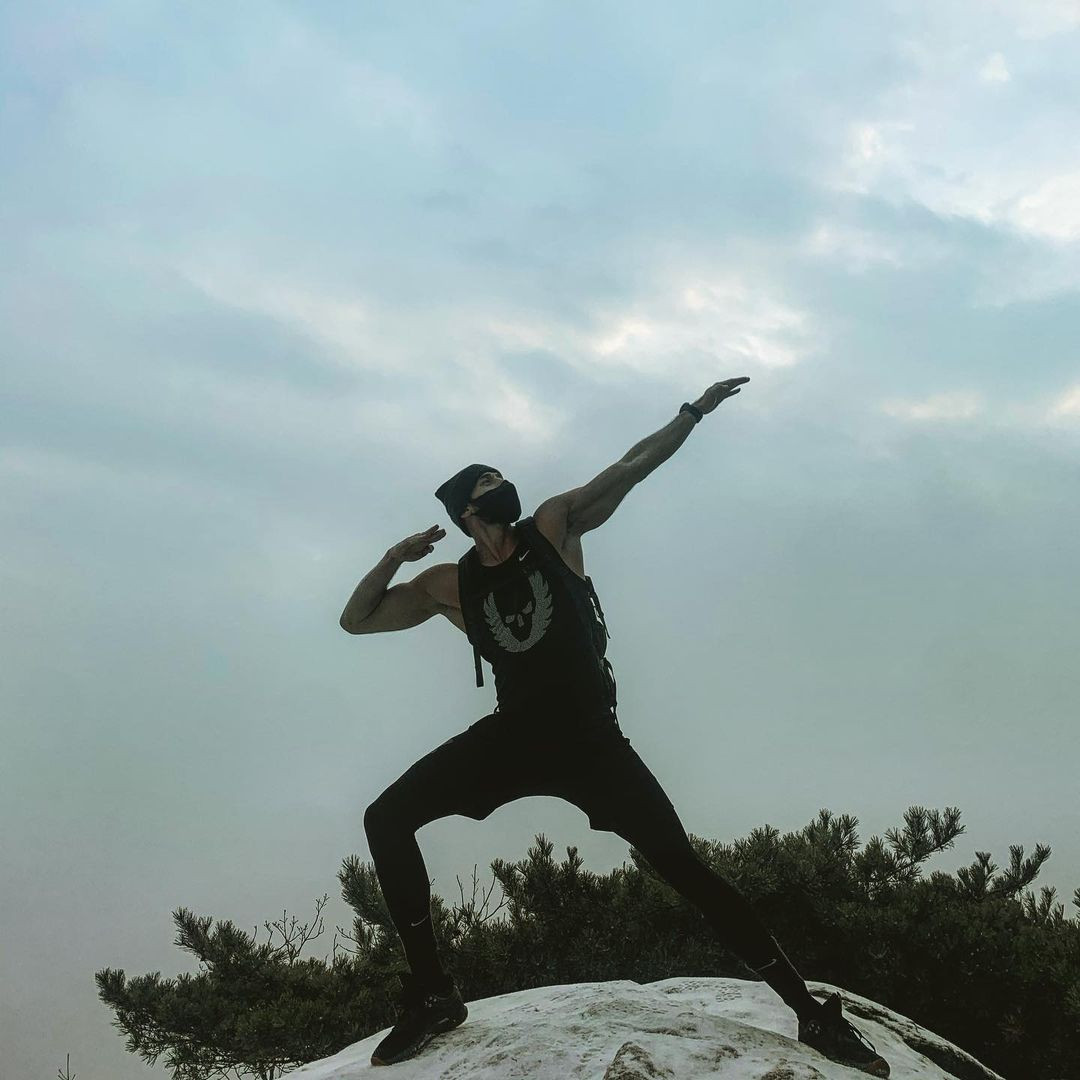 Nam thần lai ‘Gia đình là số 1’ cởi trần khoe cơ bắp giữa tiết trời -9 độ C ảnh 3