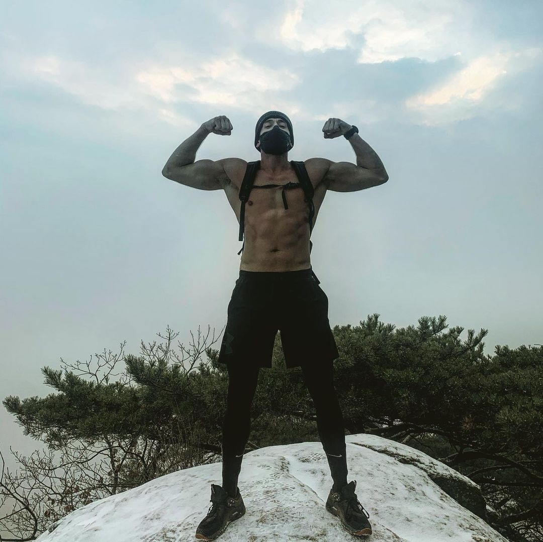 Nam thần lai ‘Gia đình là số 1’ cởi trần khoe cơ bắp giữa tiết trời -9 độ C ảnh 1