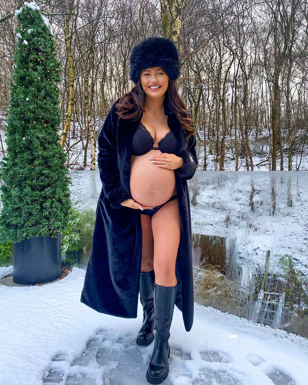 Charlotte Dawson gây tranh cãi vì mặc nội y khoe bụng bầu giữa trời tuyết ảnh 3