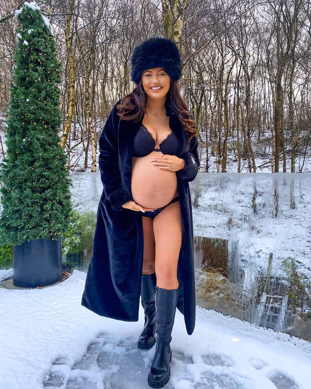 Charlotte Dawson gây tranh cãi vì mặc nội y khoe bụng bầu giữa trời tuyết ảnh 3