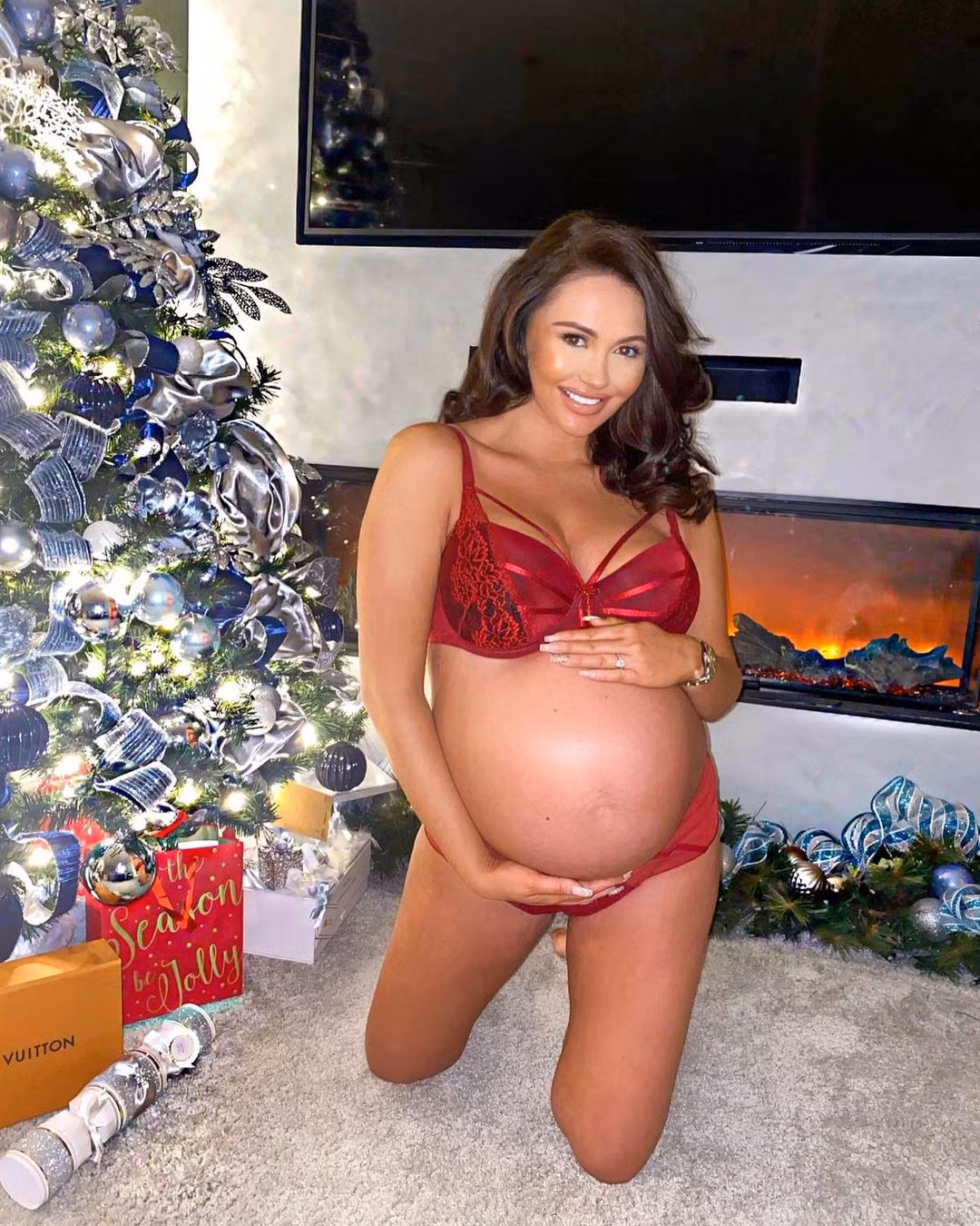 Charlotte Dawson gây tranh cãi vì mặc nội y khoe bụng bầu giữa trời tuyết ảnh 5