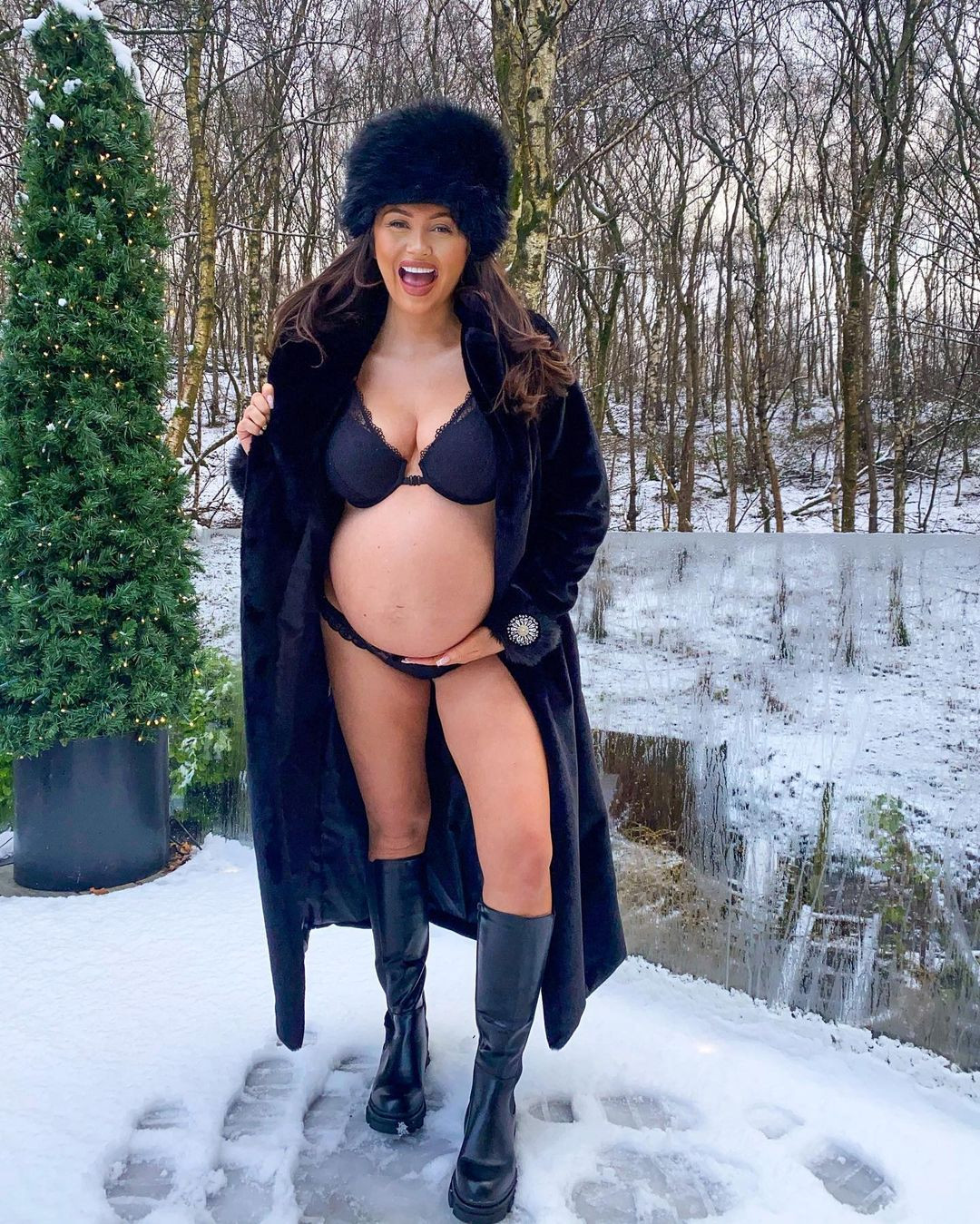 Charlotte Dawson gây tranh cãi vì mặc nội y khoe bụng bầu giữa trời tuyết ảnh 4