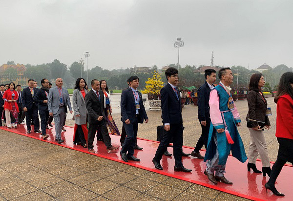 Các kiều bào tiêu biểu vào Lăng viếng Chủ tịch Hồ Chí Minh ảnh 2