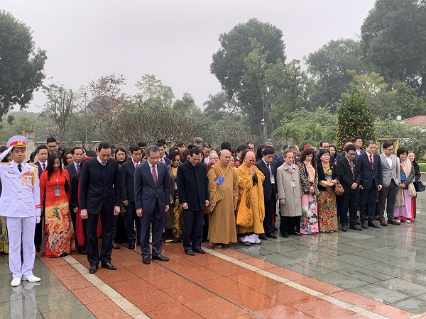 Các kiều bào tiêu biểu vào Lăng viếng Chủ tịch Hồ Chí Minh ảnh 1