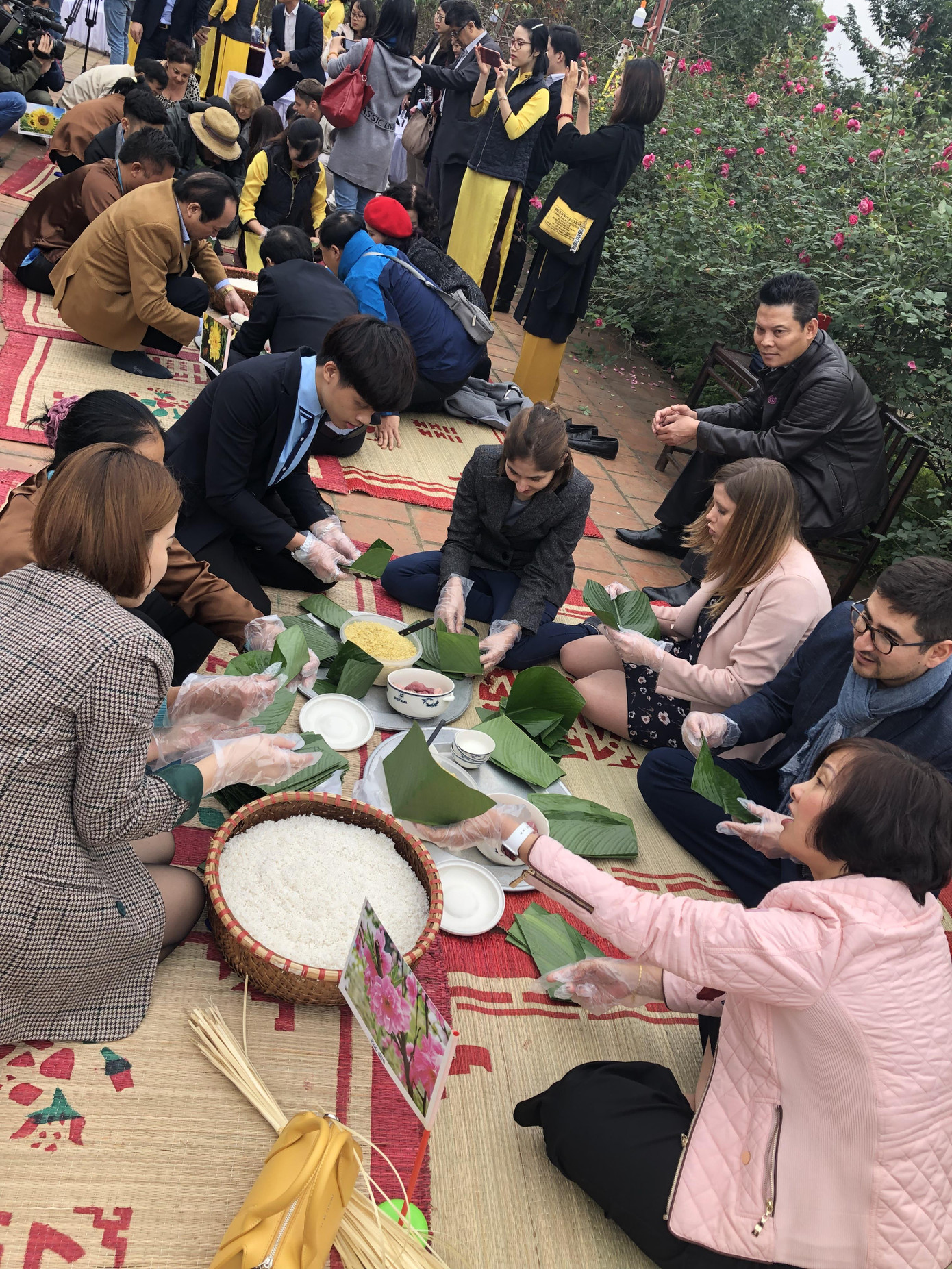 50 nhà ngoại giao quốc tế ở Việt Nam thi gói bánh chưng đón Tết Canh Tý ảnh 1