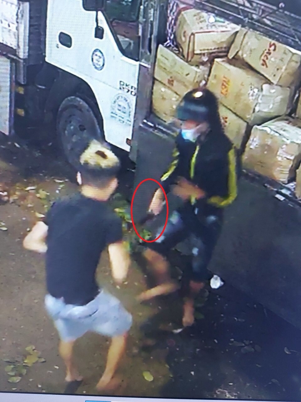 Côn đồ tạt mắm tôm, đâm người giữa chợ ảnh 2