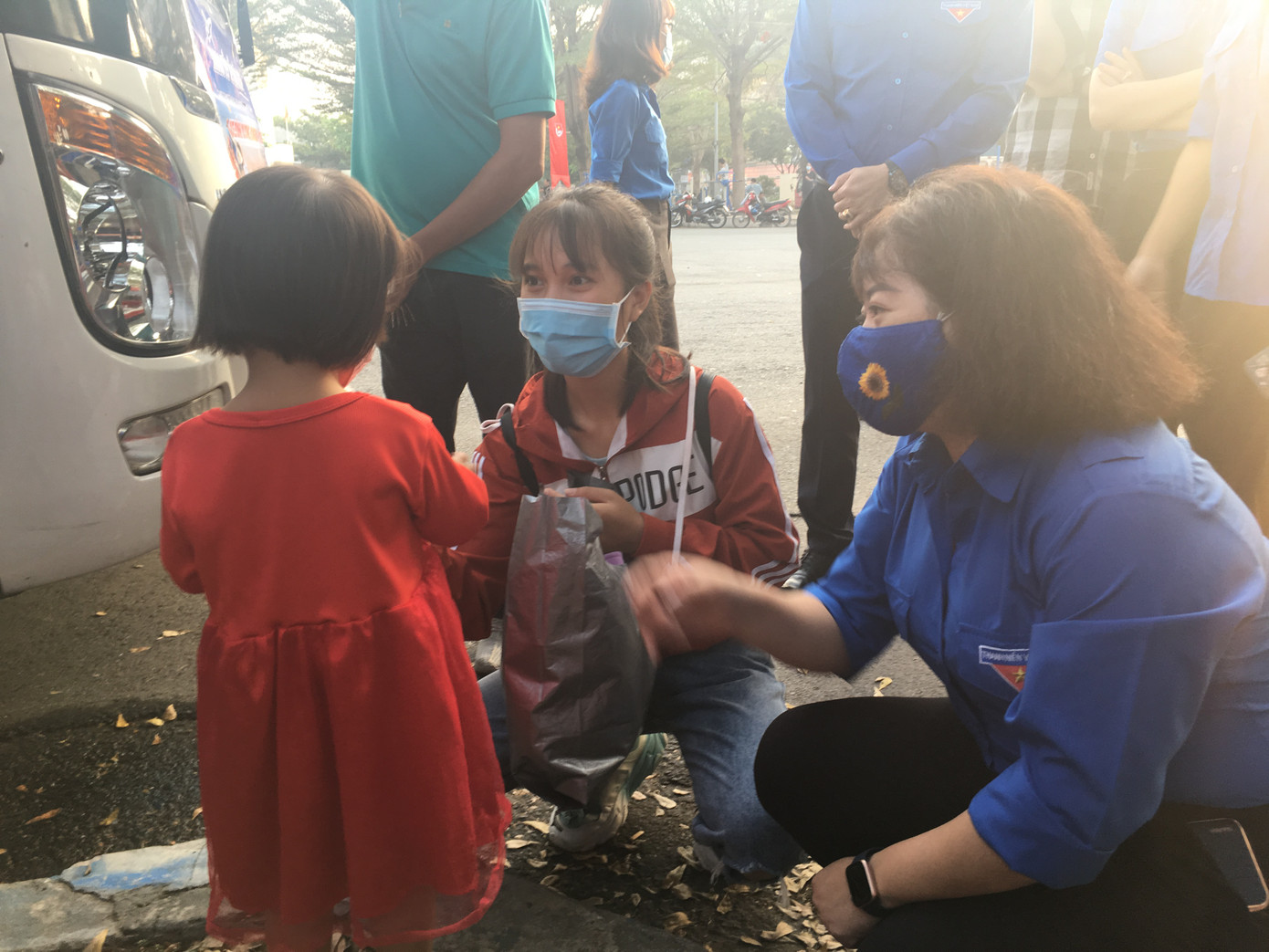 Mang Tết về nhà, tặng vé máy bay ô tô khứ hồi cho người lao động khó khăn ảnh 17