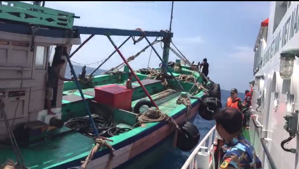 CLIP: Biên phòng nổ súng bắt tàu chở dầu không rõ nguồn gốc ảnh 1