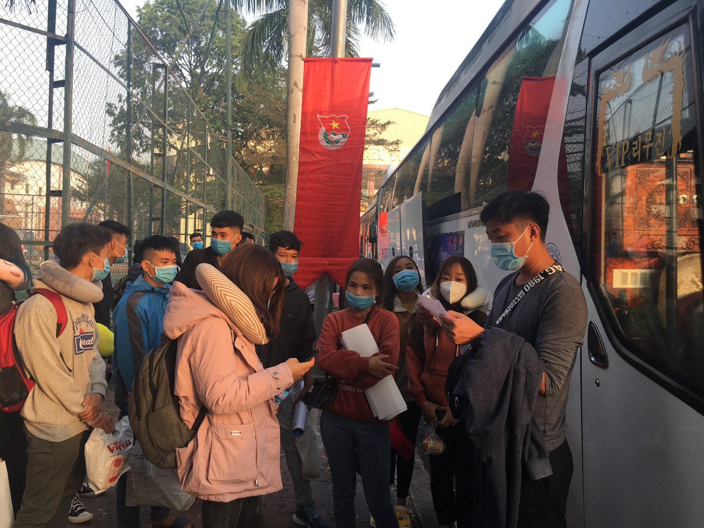 Mang Tết về nhà, tặng vé máy bay ô tô khứ hồi cho người lao động khó khăn ảnh 16