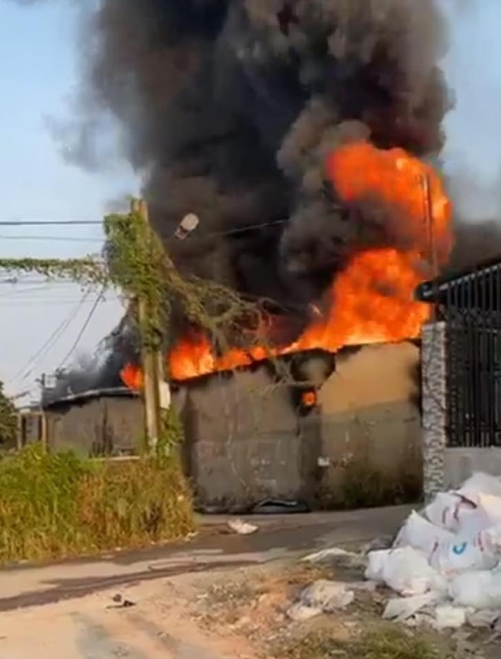 Điều tra vụ cháy trong đêm thiêu rụi một cơ sở sản xuất gỗ ảnh 1